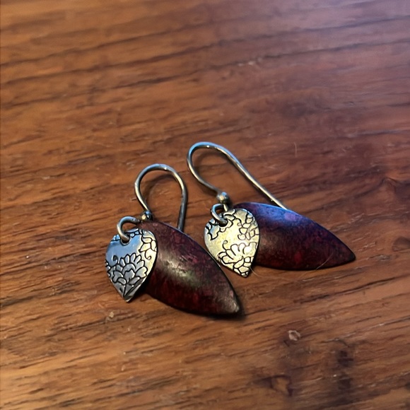 Dainty silver heart drop earrings - Picture 3 of 3